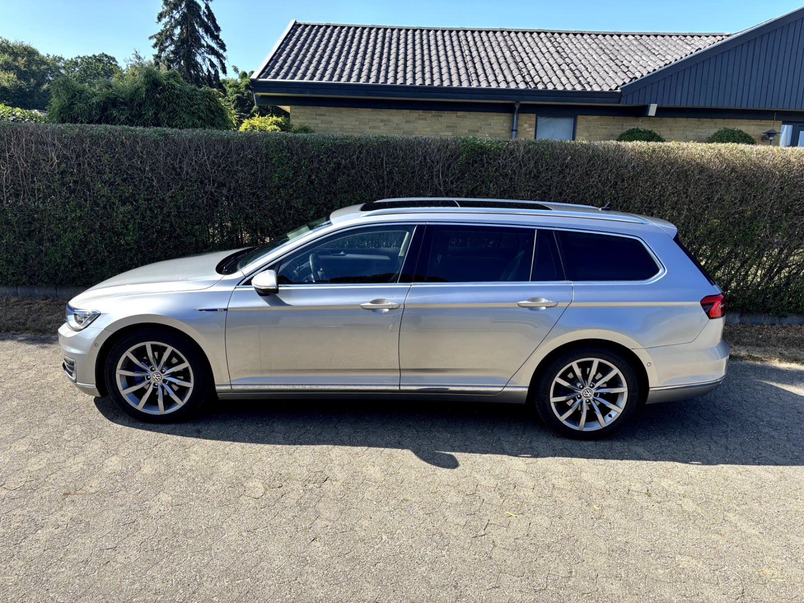Grå VW Passat fra 2015