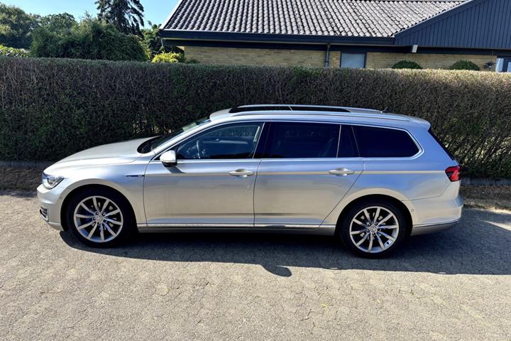 Grå VW Passat fra 2015