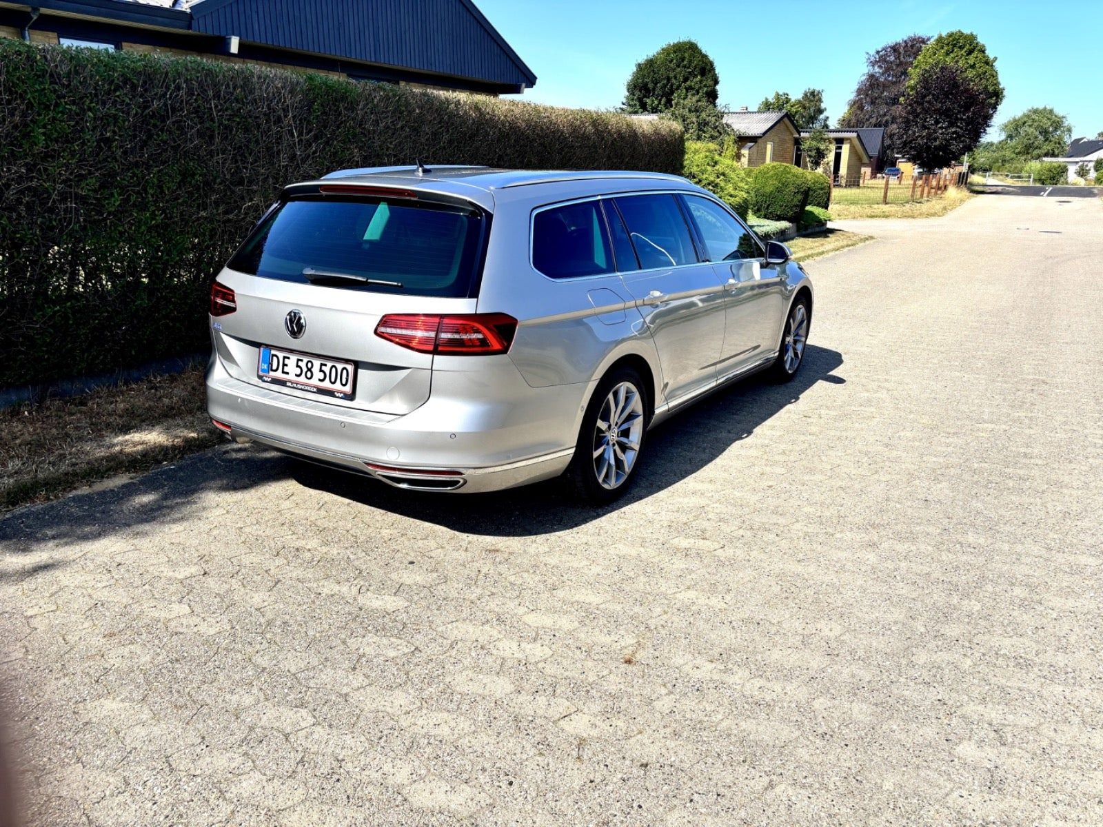 Grå VW Passat fra 2015
