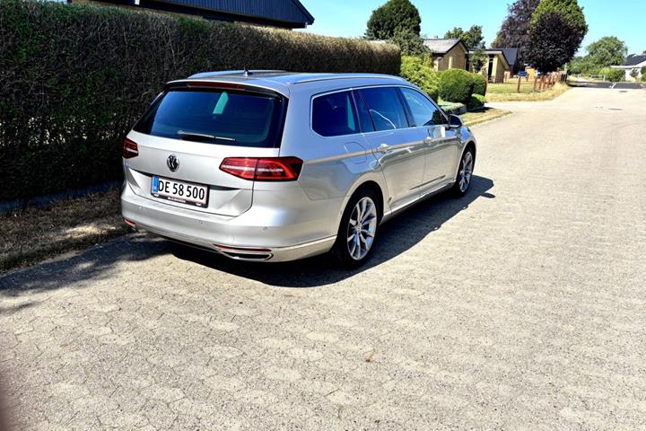 Grå VW Passat fra 2015