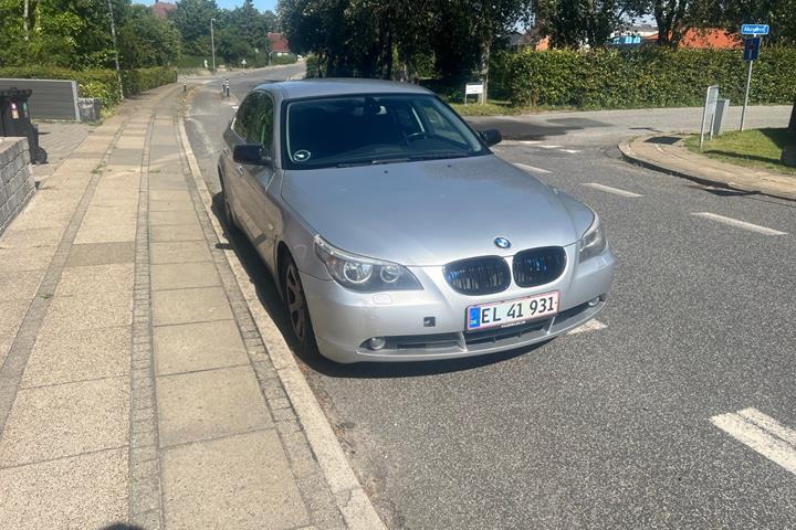 Sølv BMW 525i fra 2007