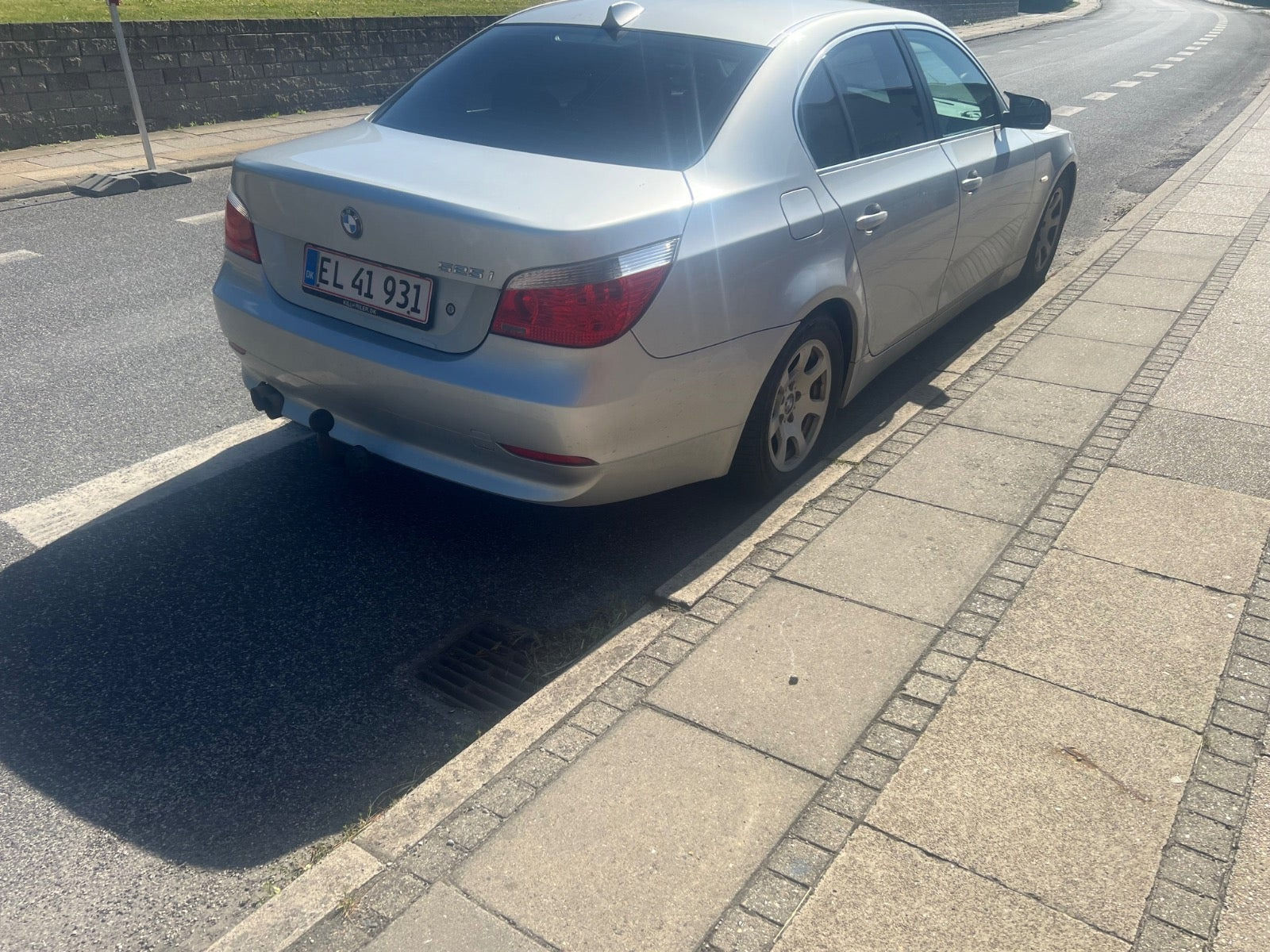 Sølv BMW 525i fra 2007