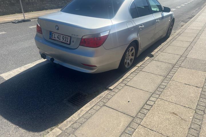Sølv BMW 525i fra 2007