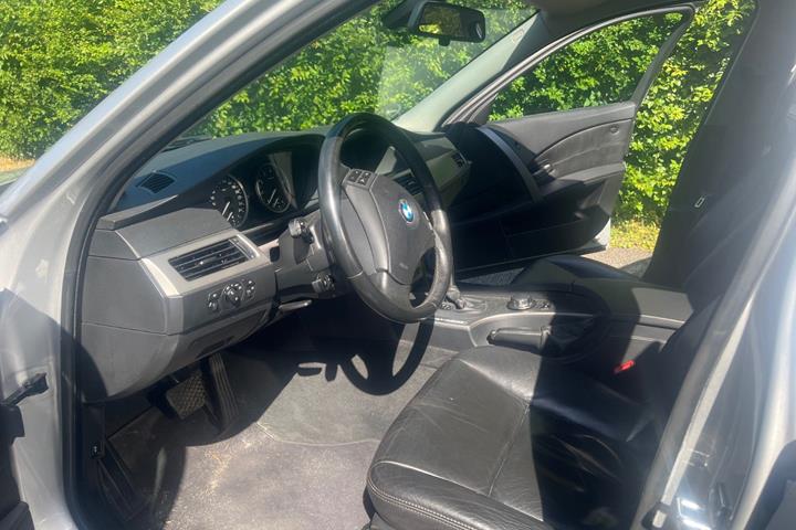 Sølv BMW 525i fra 2007