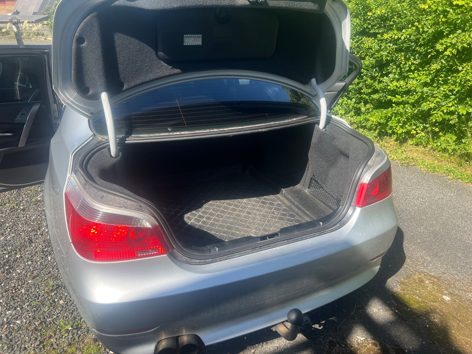 Sølv BMW 525i fra 2007
