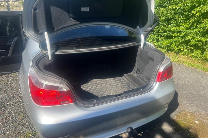 Sølv BMW 525i fra 2007