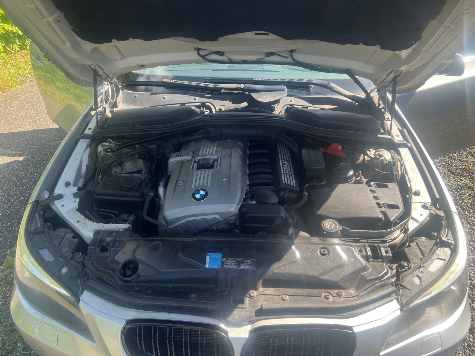 Sølv BMW 525i fra 2007