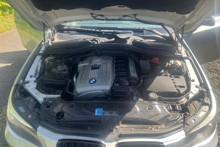 Sølv BMW 525i fra 2007