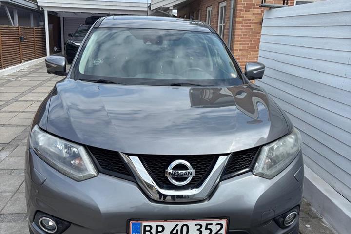 Grå Nissan X-Trail fra 2016
