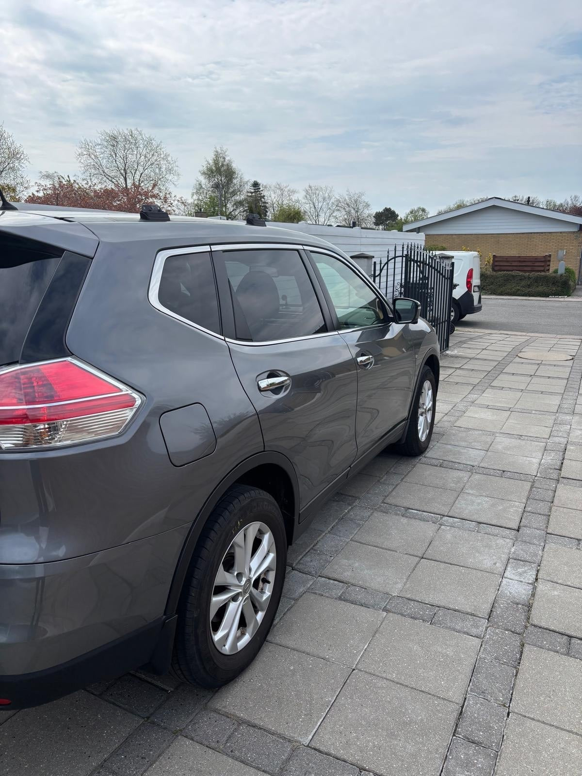 Grå Nissan X-Trail fra 2016