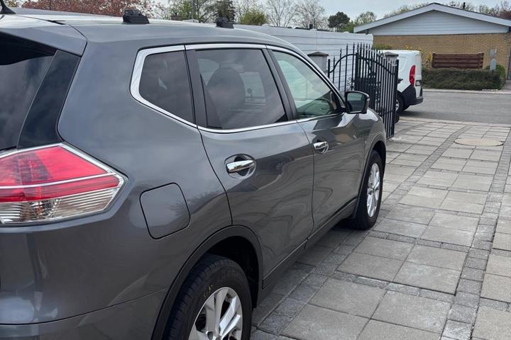 Grå Nissan X-Trail fra 2016