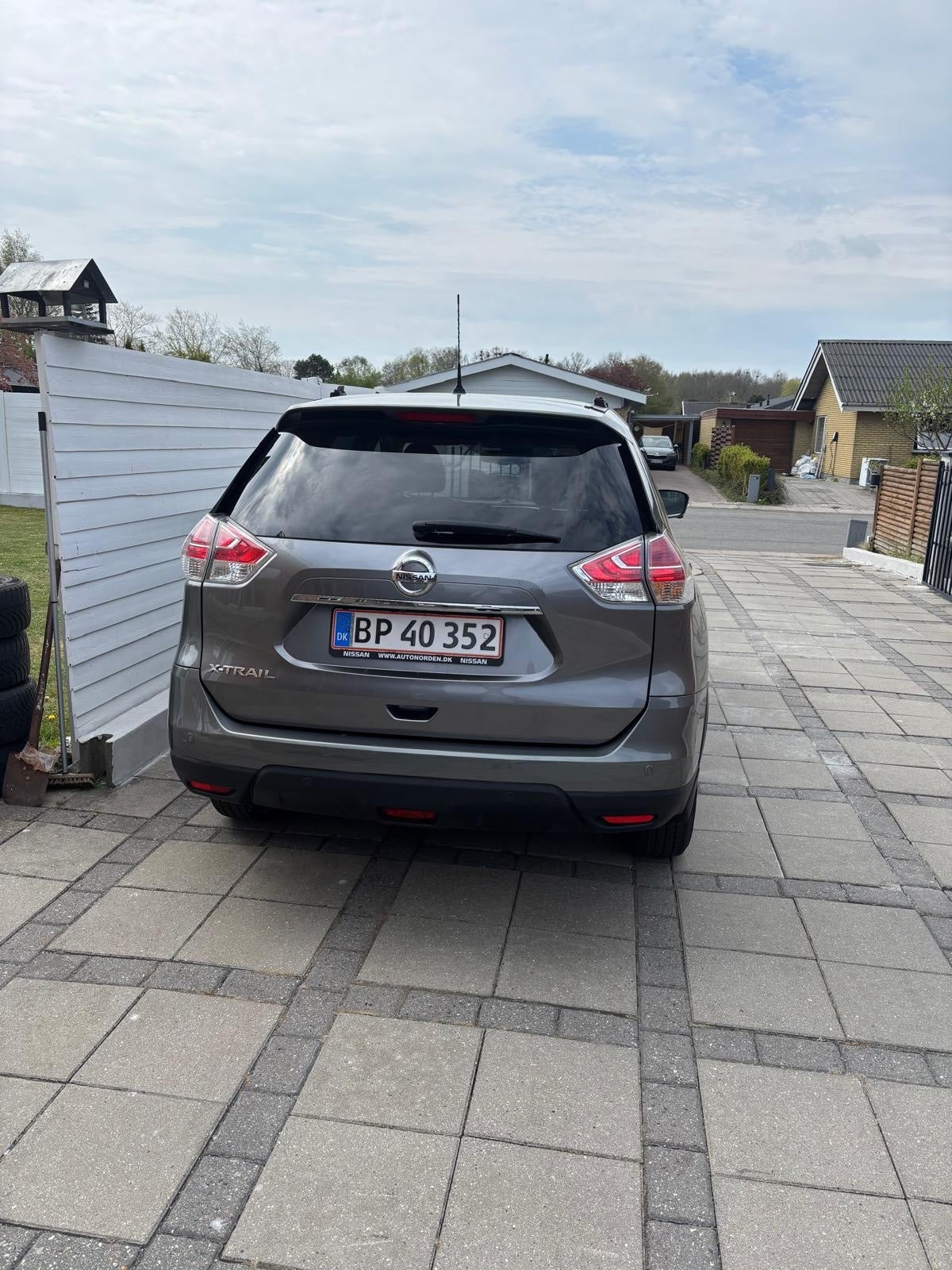 Grå Nissan X-Trail fra 2016