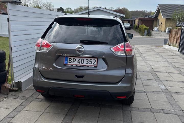 Grå Nissan X-Trail fra 2016
