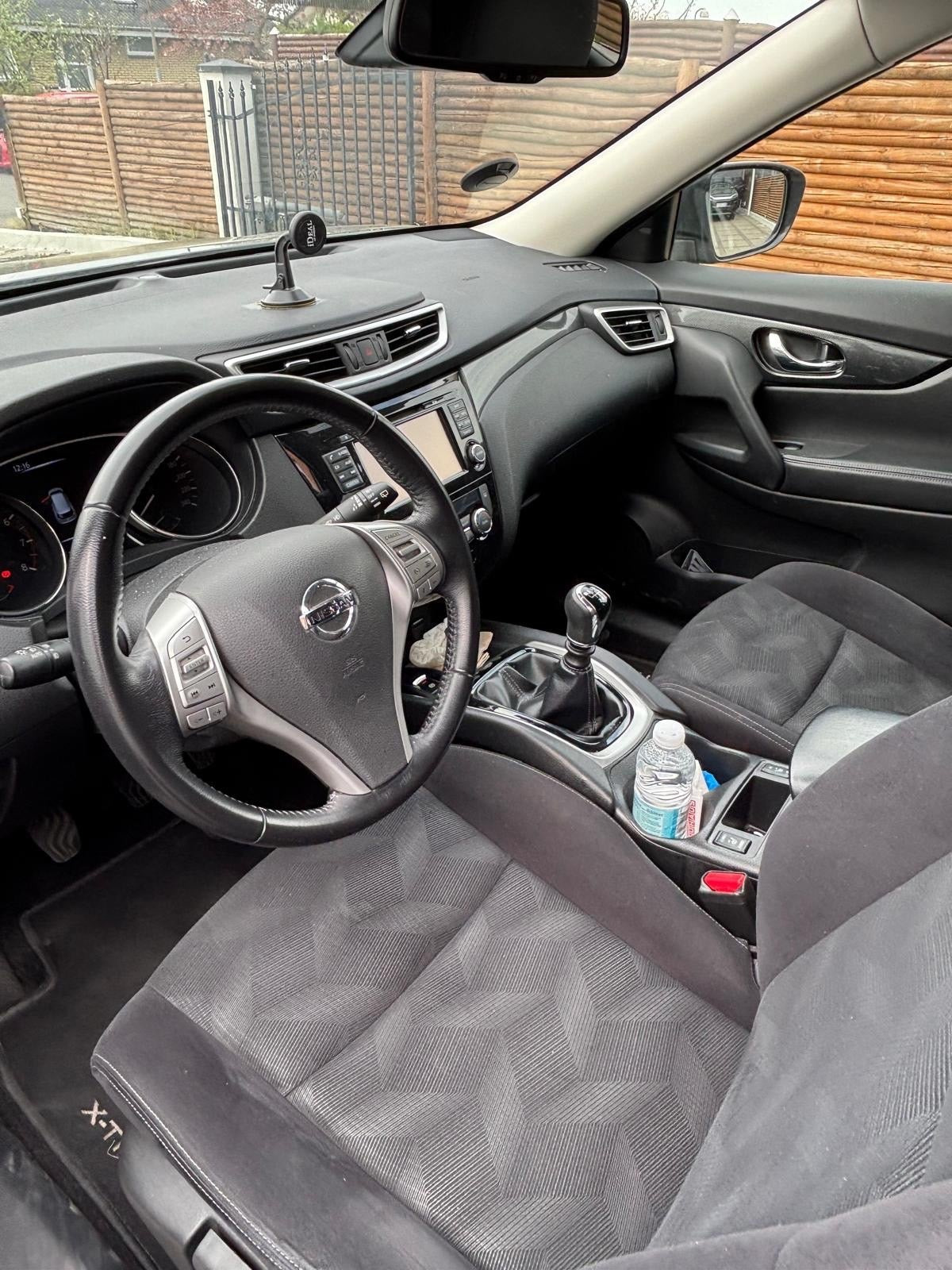 Grå Nissan X-Trail fra 2016