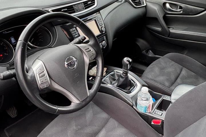 Grå Nissan X-Trail fra 2016
