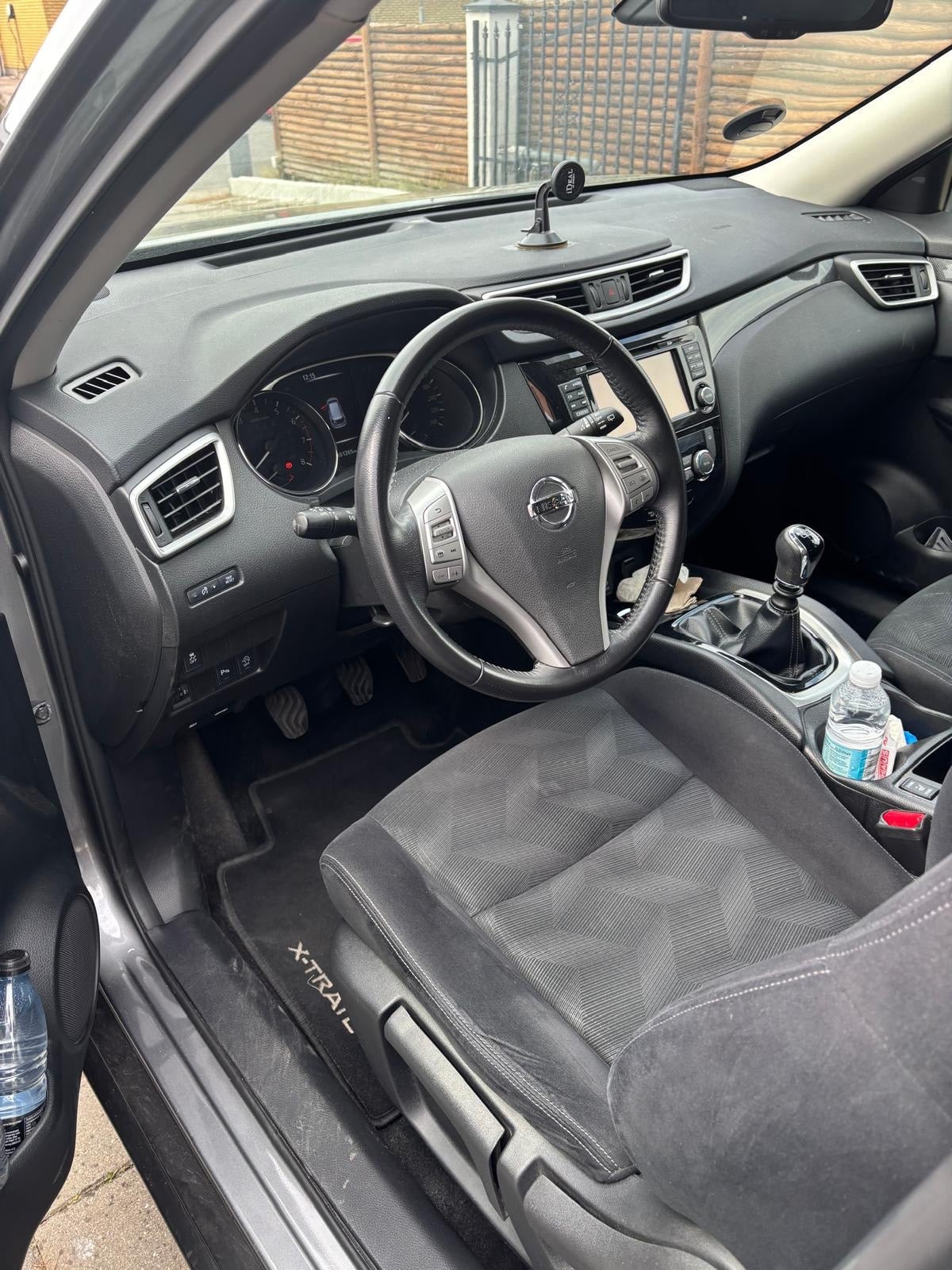 Grå Nissan X-Trail fra 2016