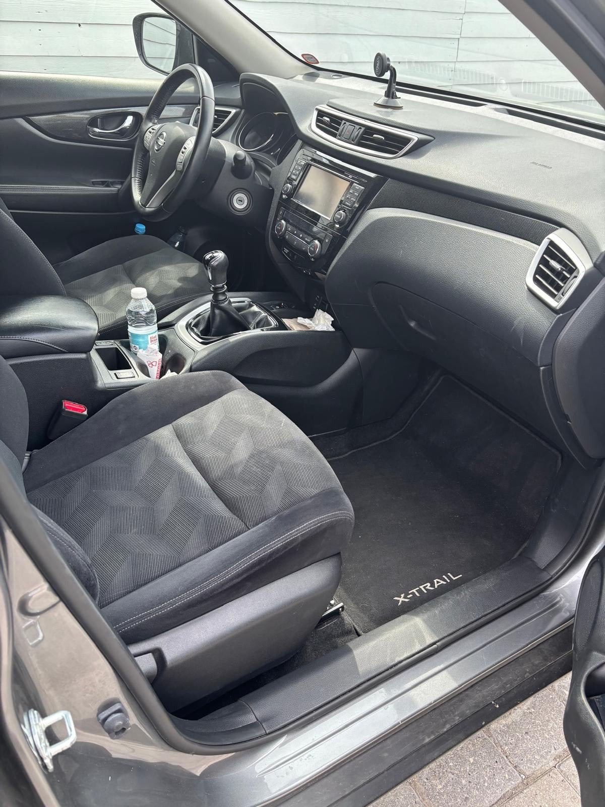 Grå Nissan X-Trail fra 2016