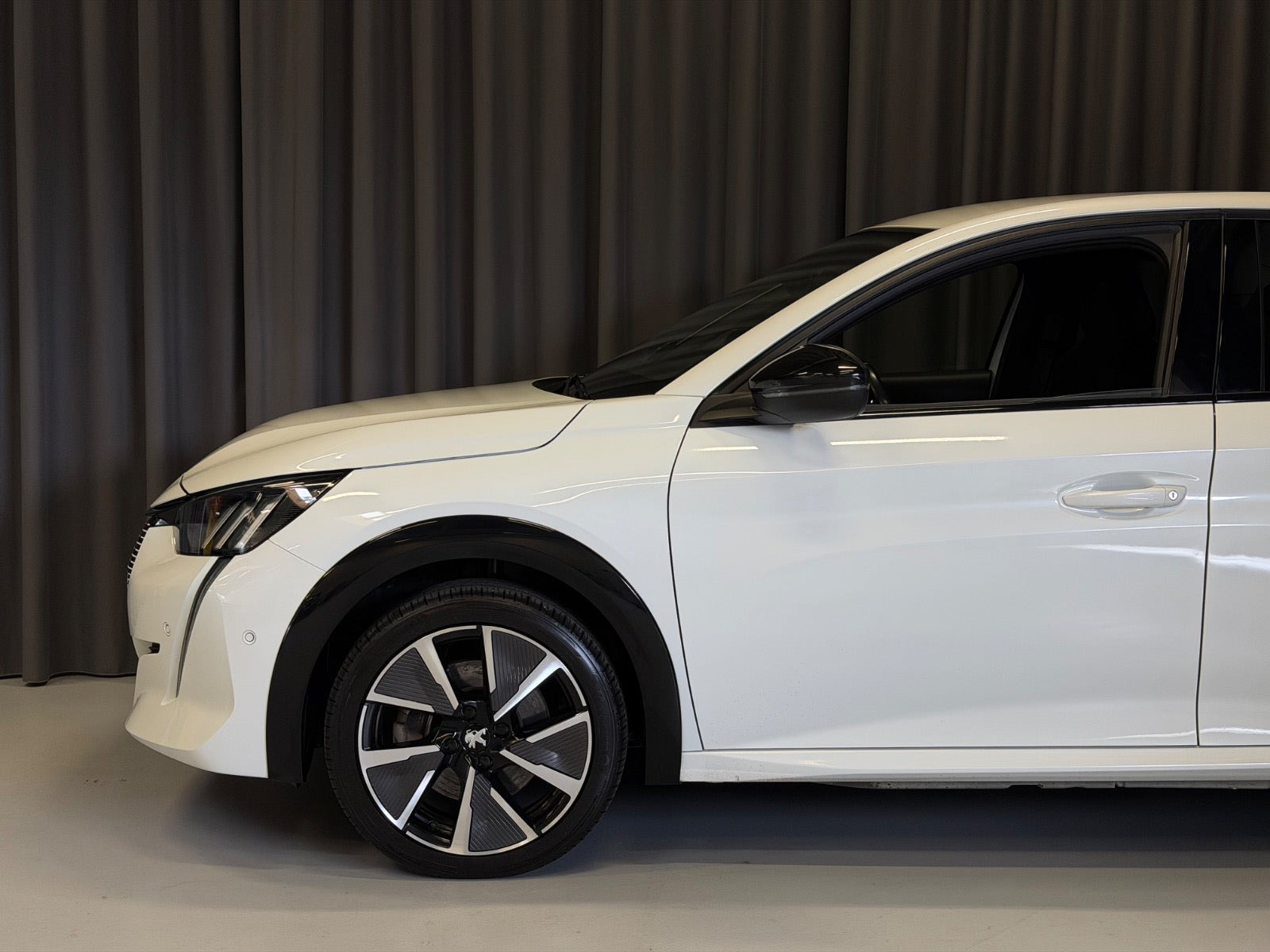 Hvid Peugeot e-208 fra 2022