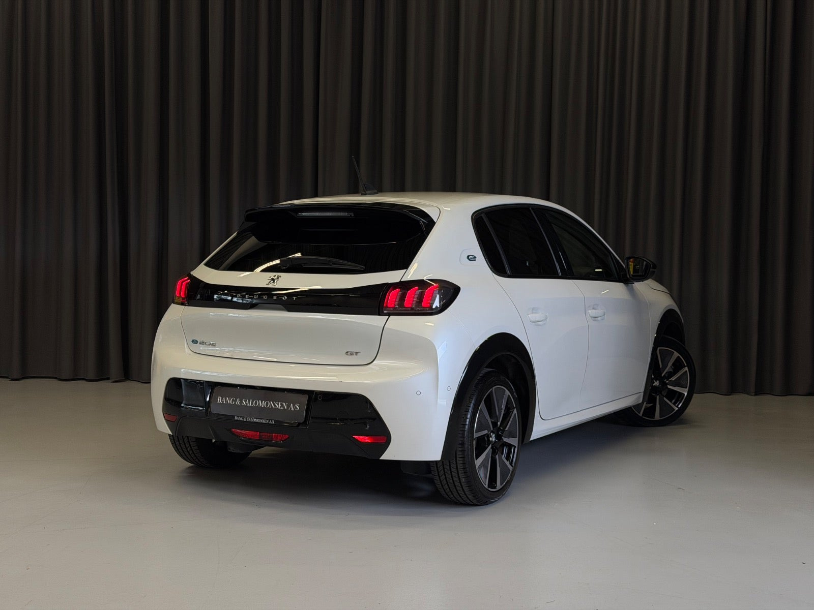 Hvid Peugeot e-208 fra 2022