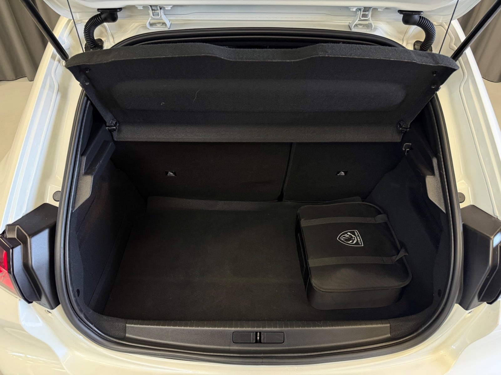 Hvid Peugeot e-208 fra 2022