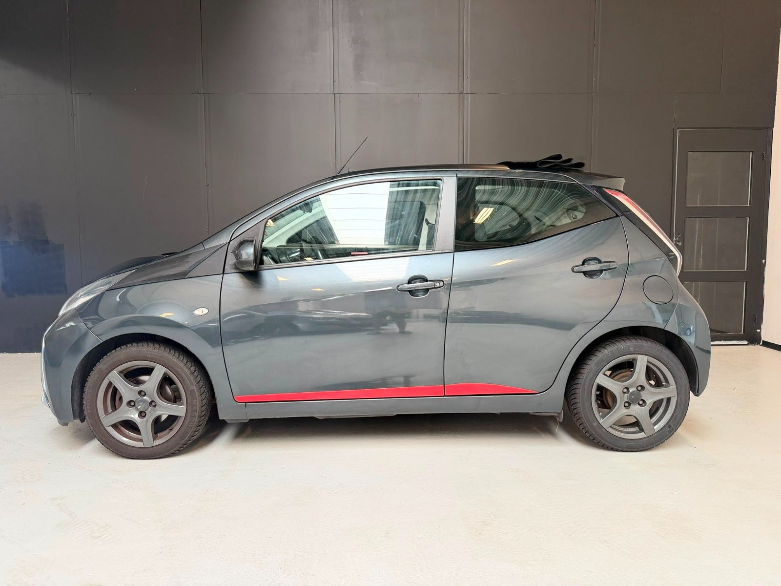 Grå Toyota Aygo fra 2016