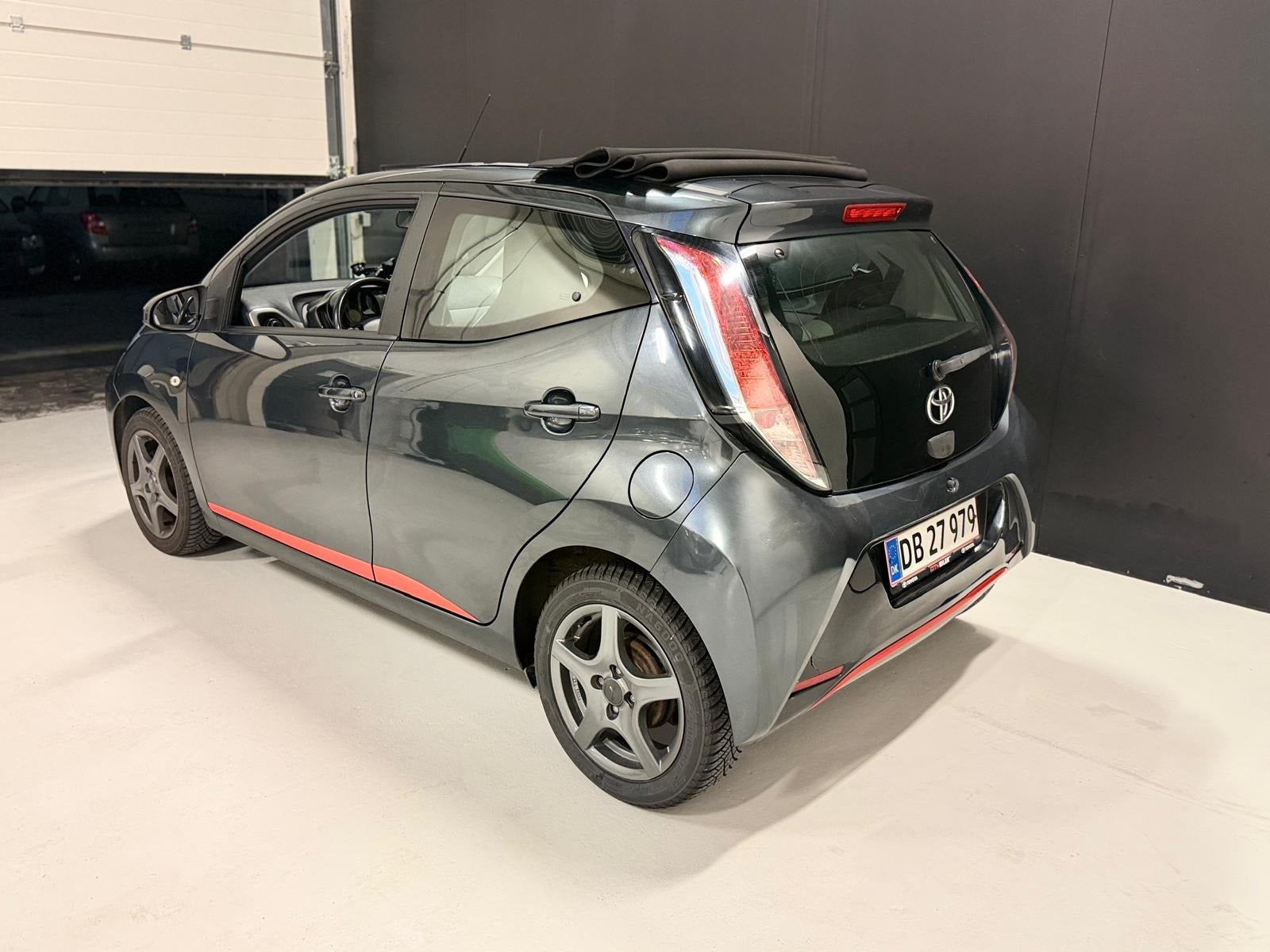 Grå Toyota Aygo fra 2016