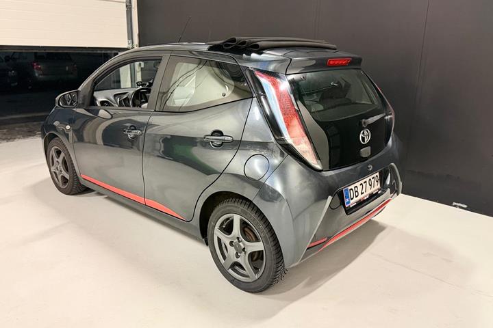 Grå Toyota Aygo fra 2016