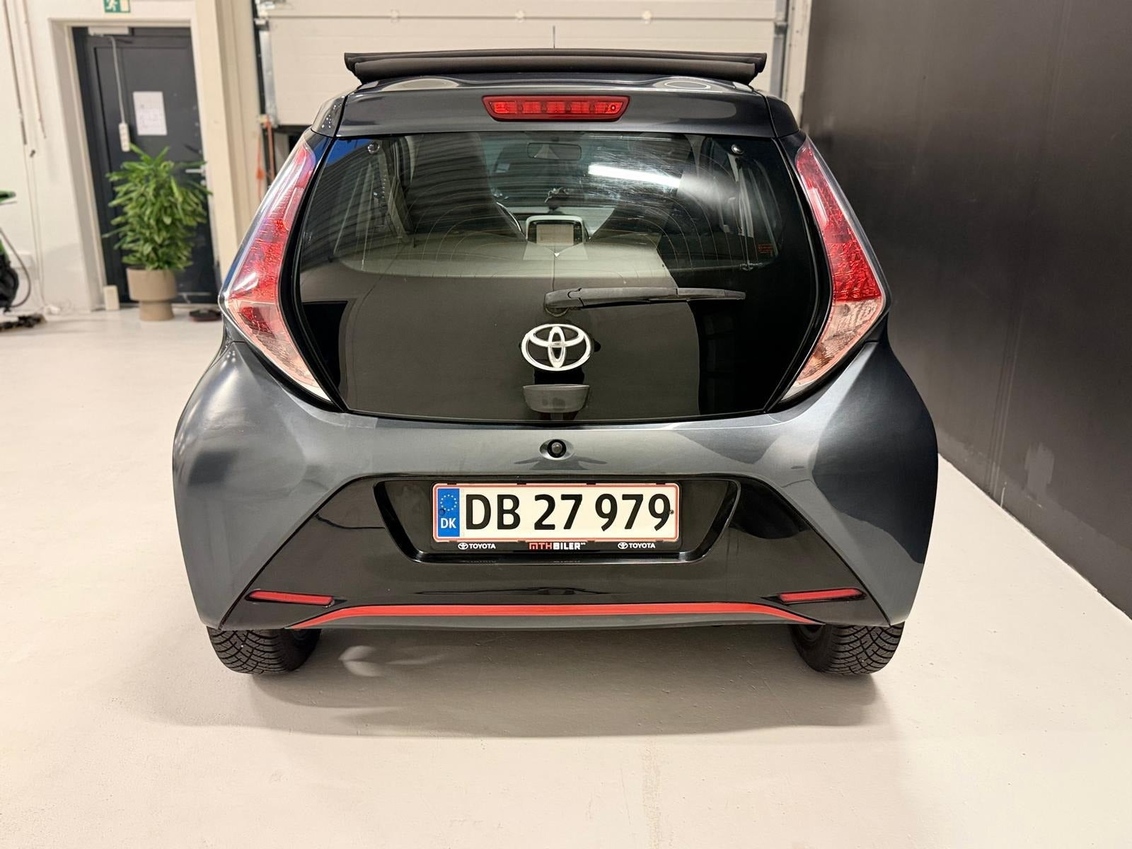 Grå Toyota Aygo fra 2016