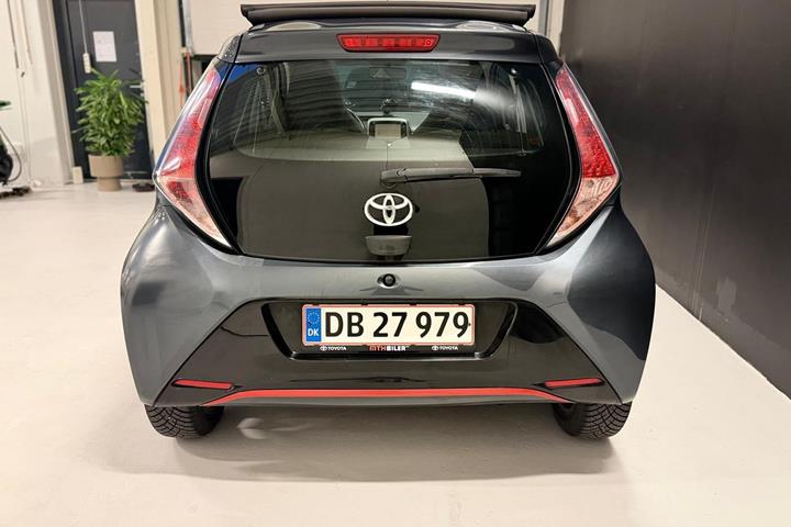 Grå Toyota Aygo fra 2016