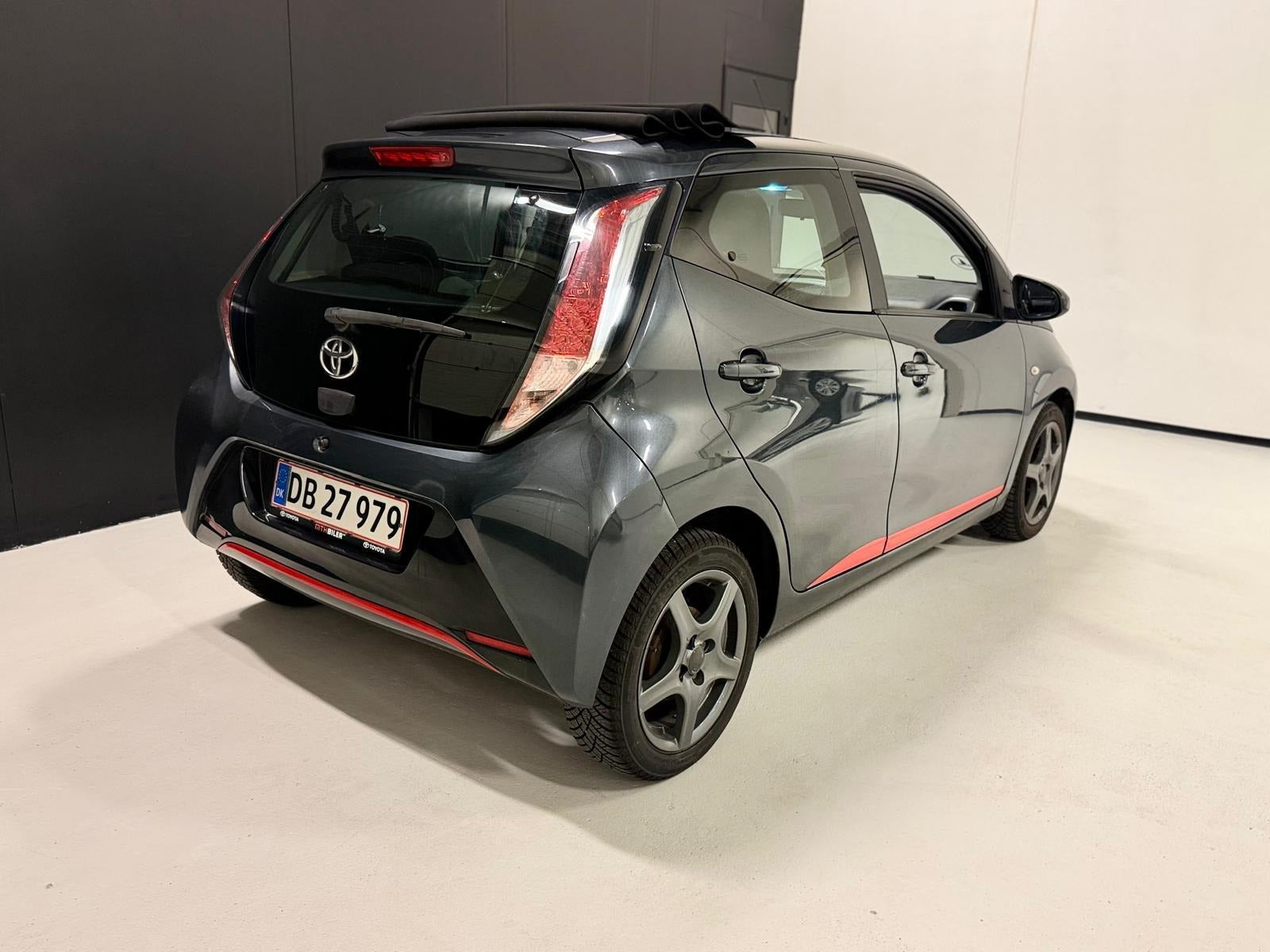 Grå Toyota Aygo fra 2016