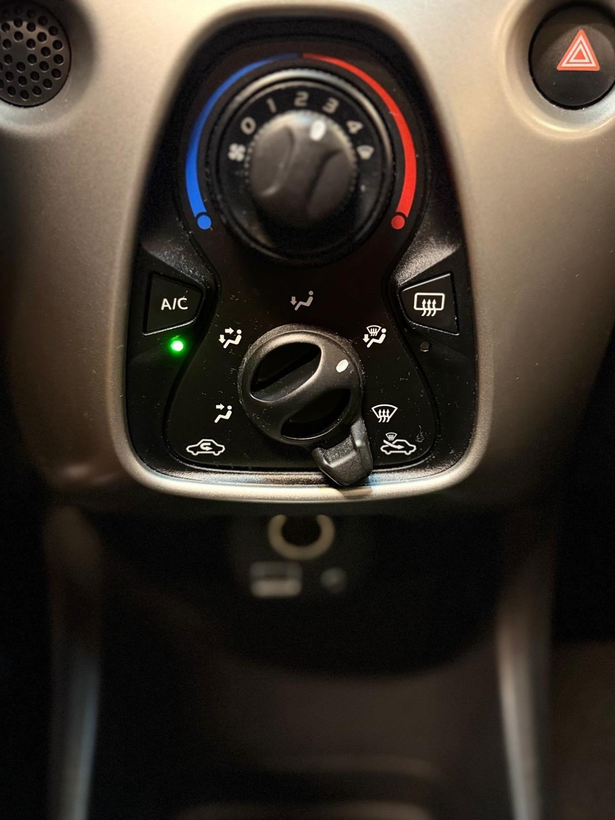 Grå Toyota Aygo fra 2016