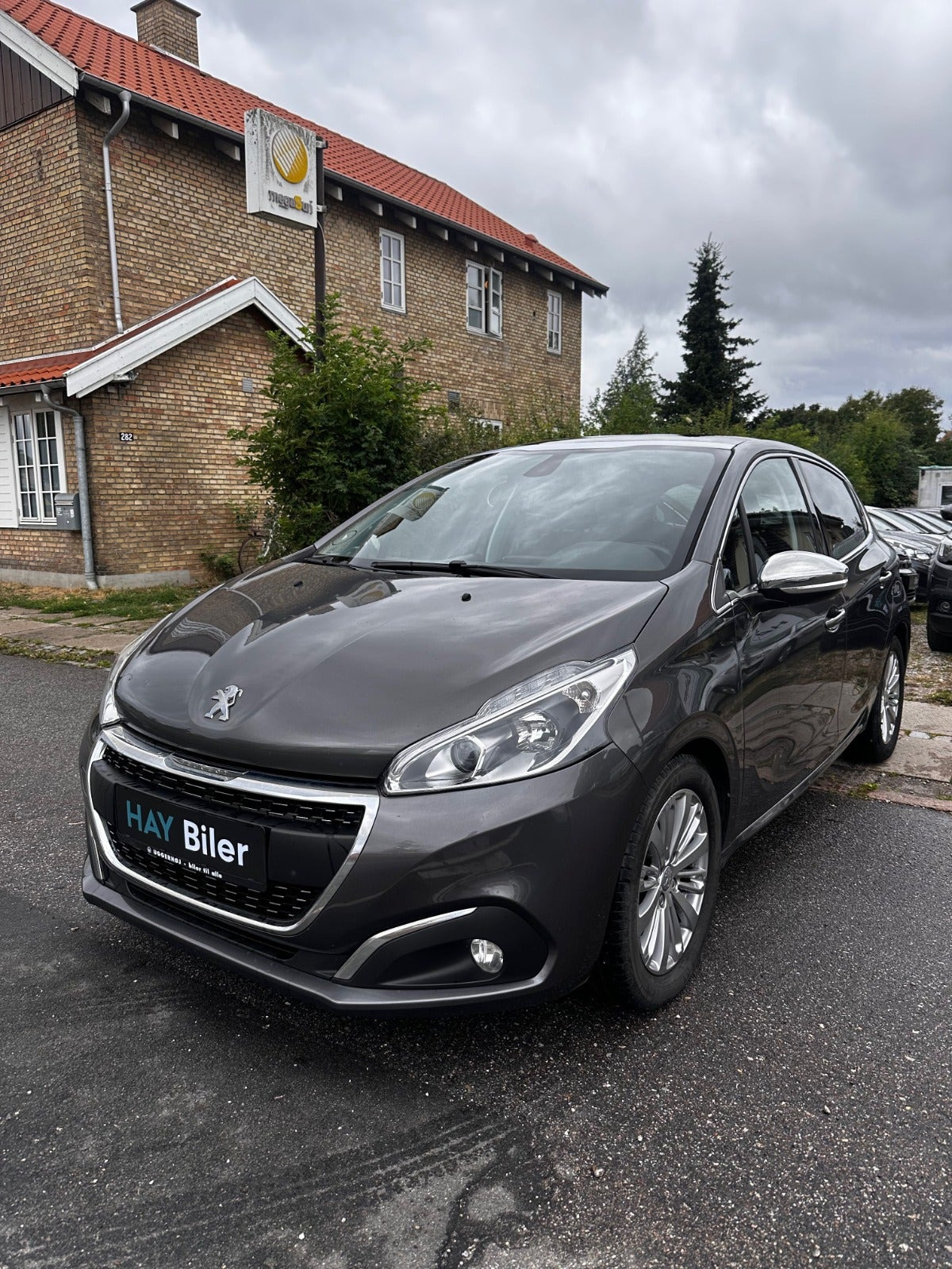 Grå Peugeot 208 fra 2019