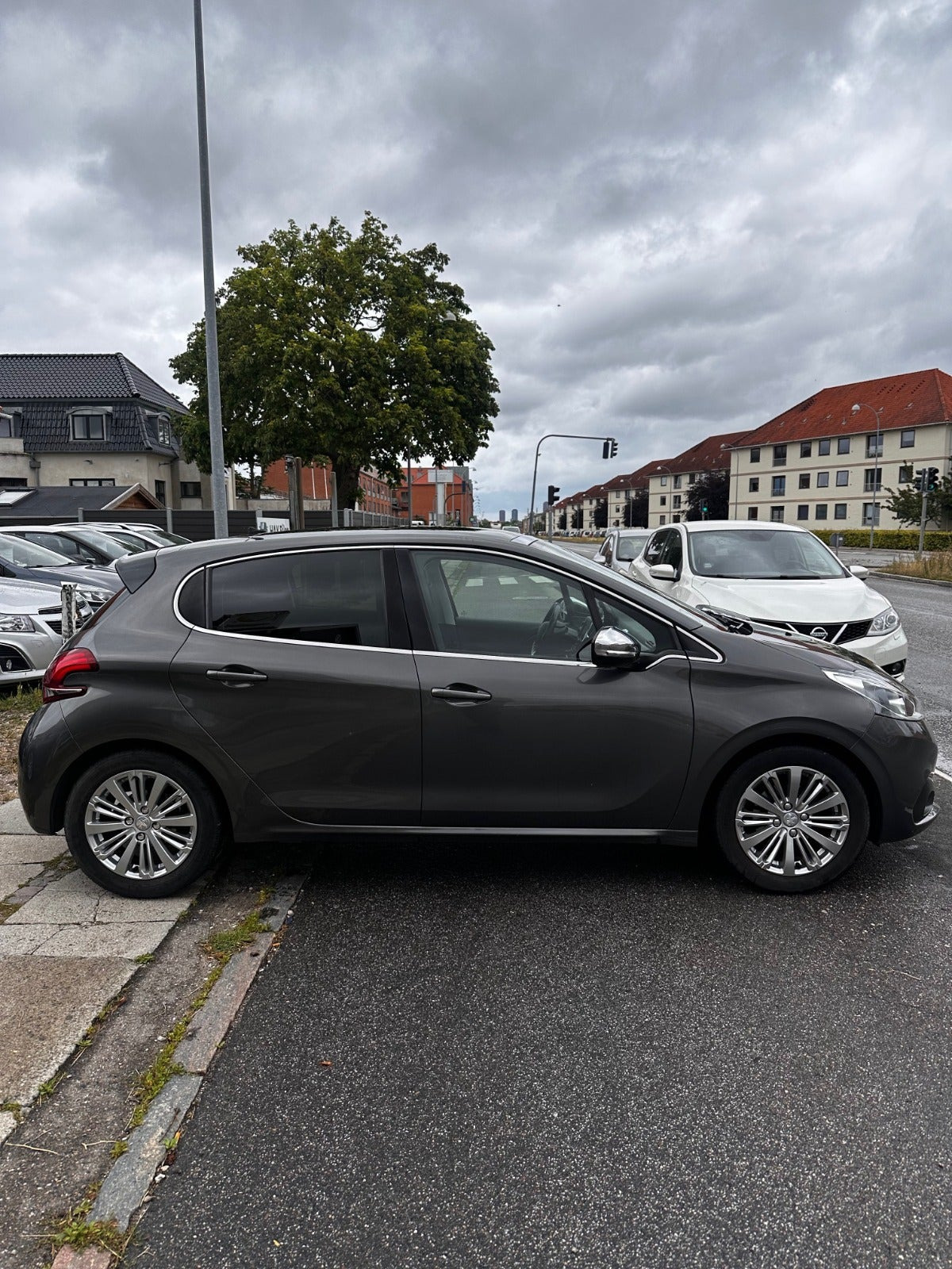 Grå Peugeot 208 fra 2019