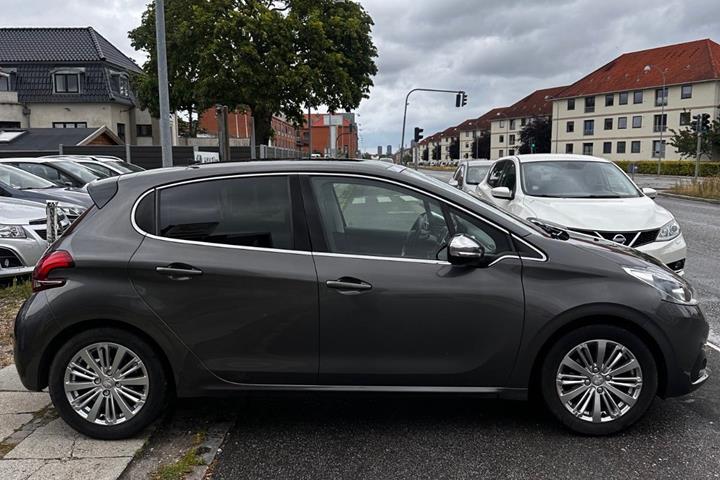 Grå Peugeot 208 fra 2019