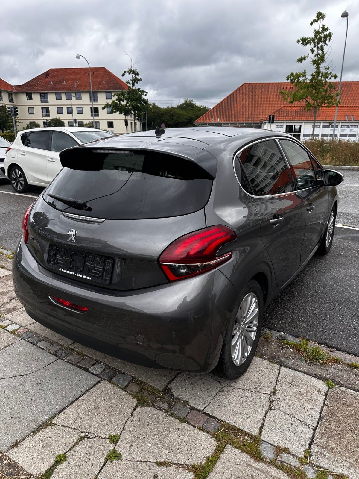 Grå Peugeot 208 fra 2019