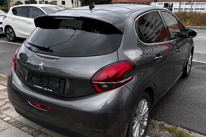 Grå Peugeot 208 fra 2019