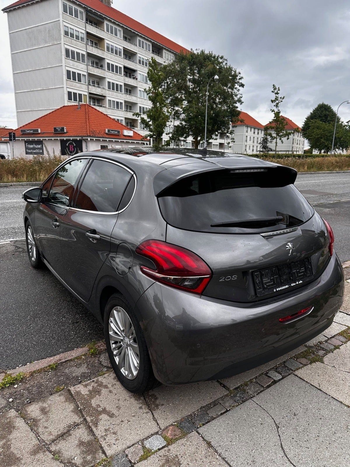 Grå Peugeot 208 fra 2019