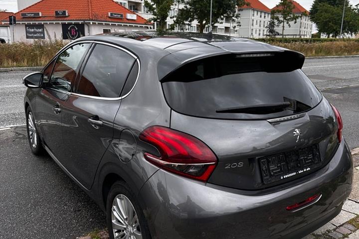 Grå Peugeot 208 fra 2019