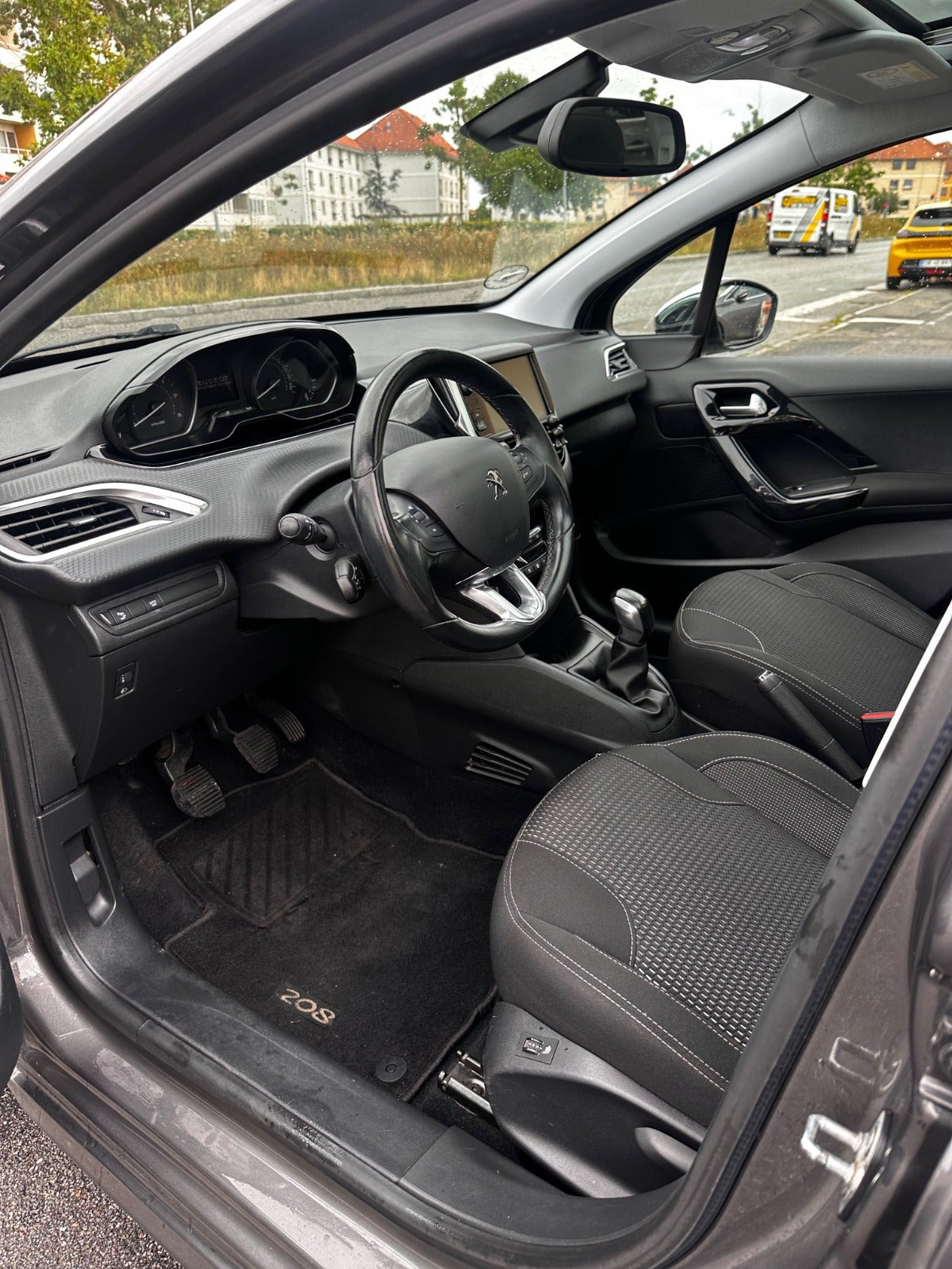 Grå Peugeot 208 fra 2019