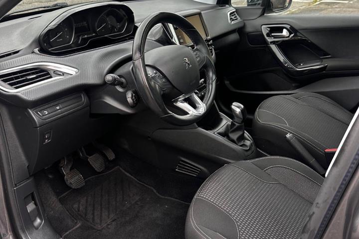 Grå Peugeot 208 fra 2019
