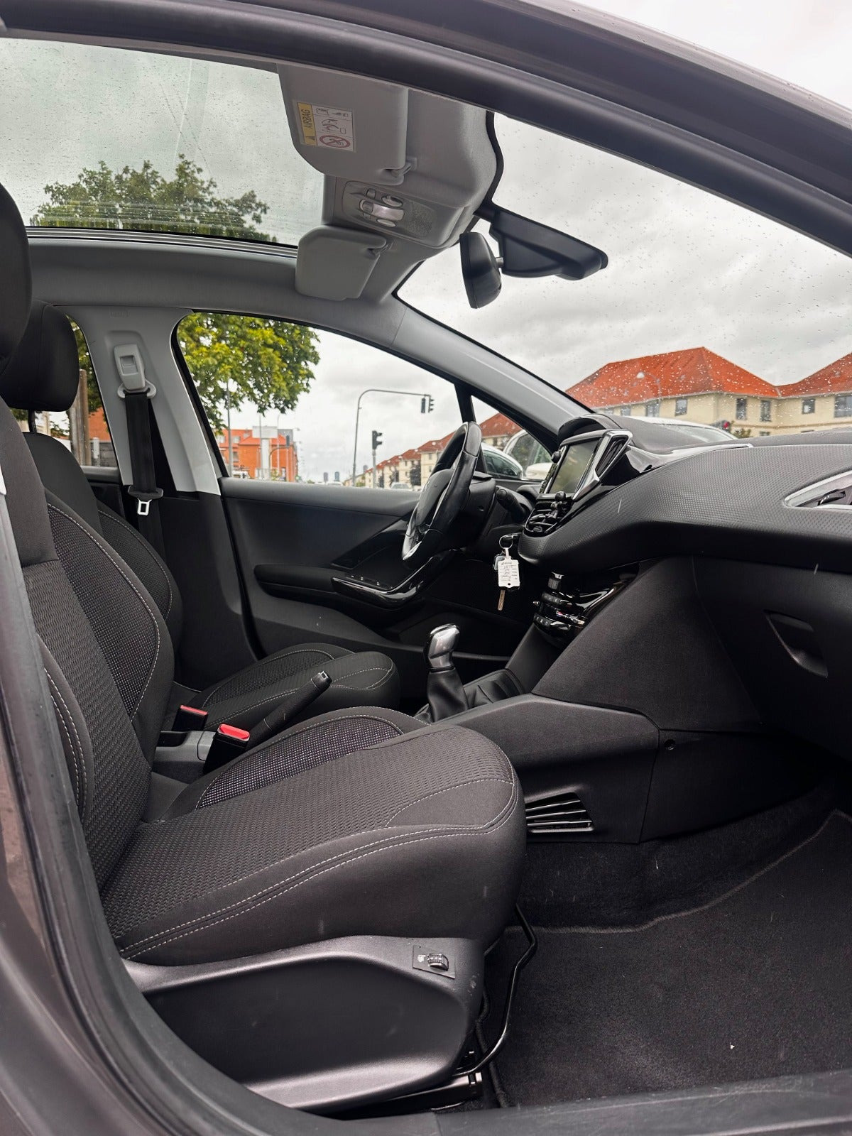Grå Peugeot 208 fra 2019