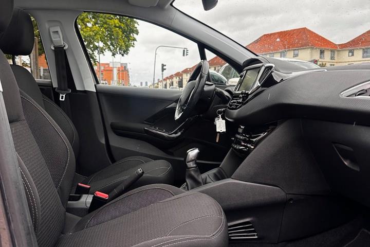 Grå Peugeot 208 fra 2019