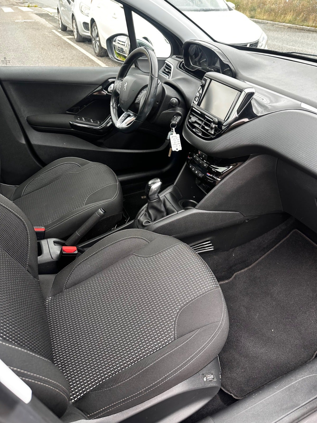 Grå Peugeot 208 fra 2019