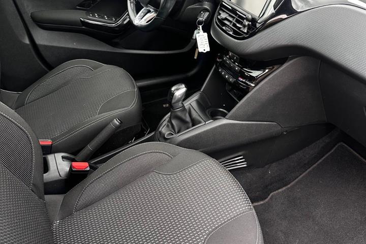 Grå Peugeot 208 fra 2019