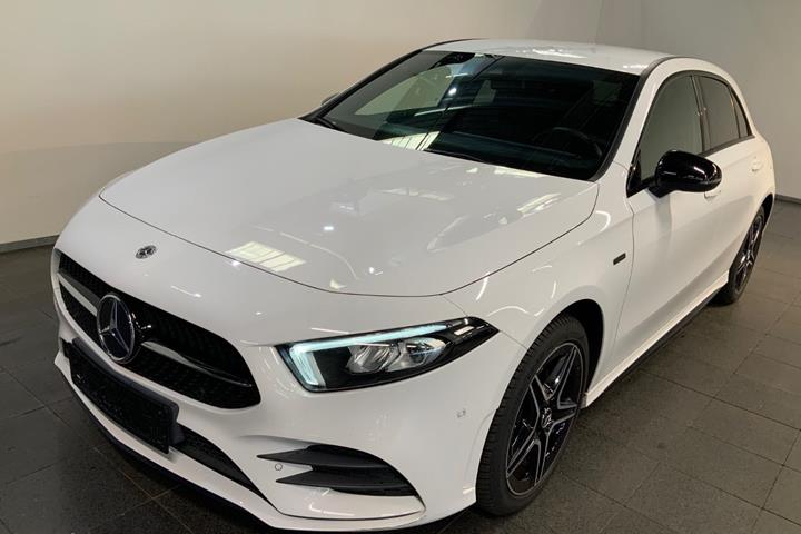 Hvid Mercedes A250 e fra 2020 set udefra