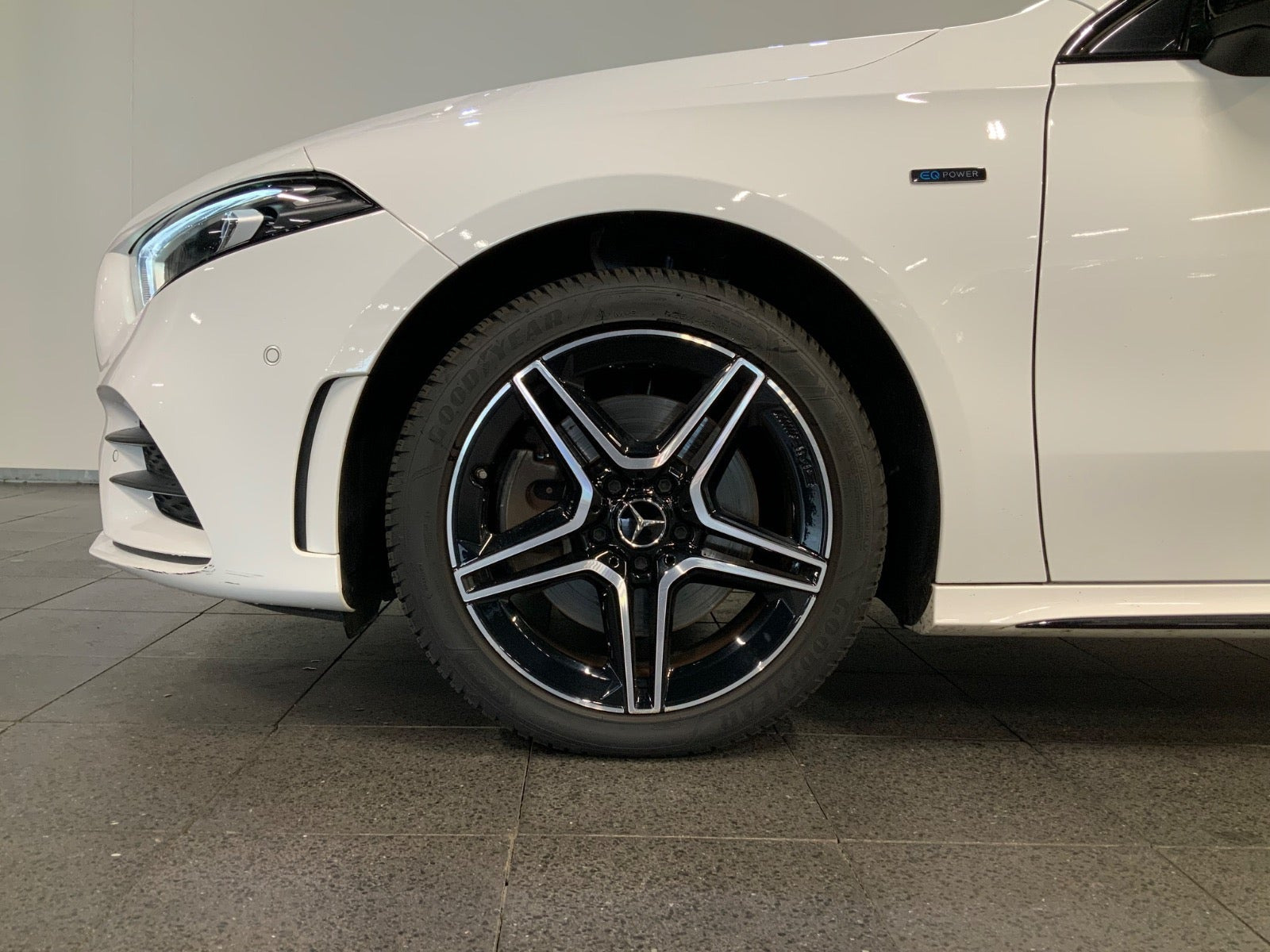 Hvid Mercedes A250 e fra 2020