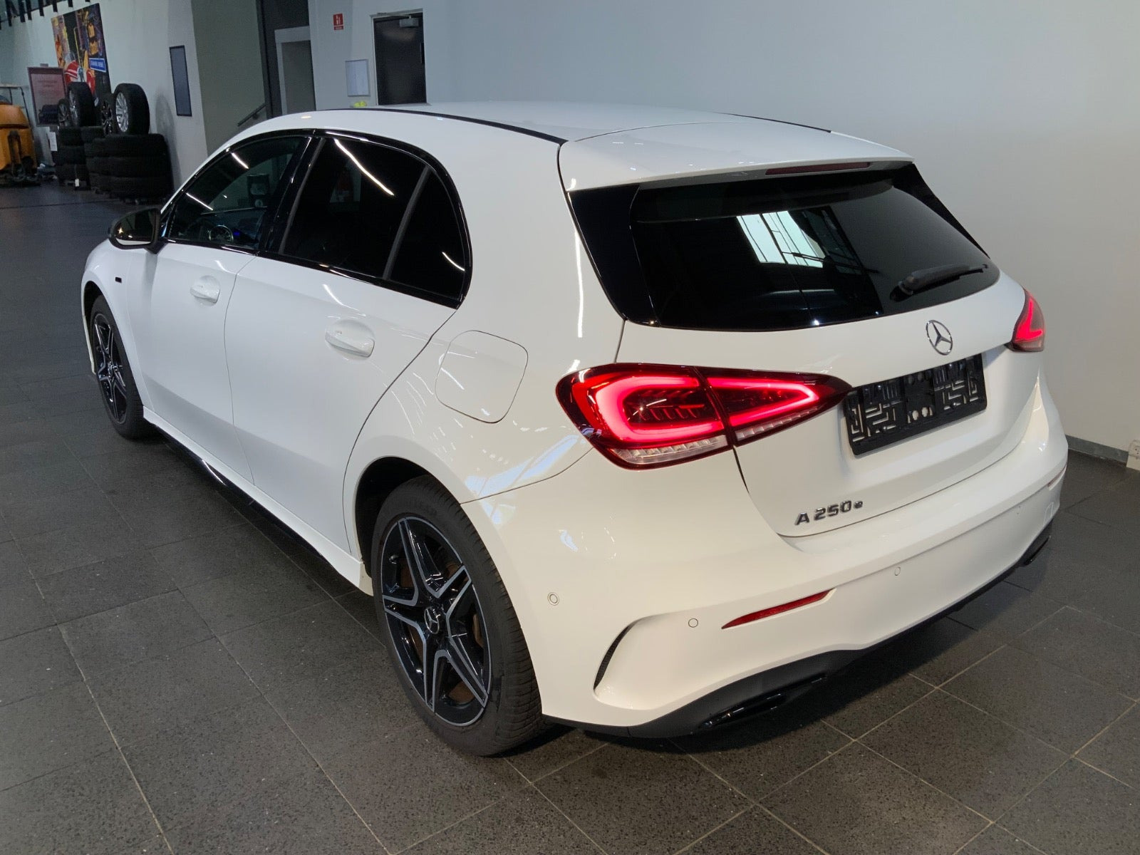 Hvid Mercedes A250 e fra 2020