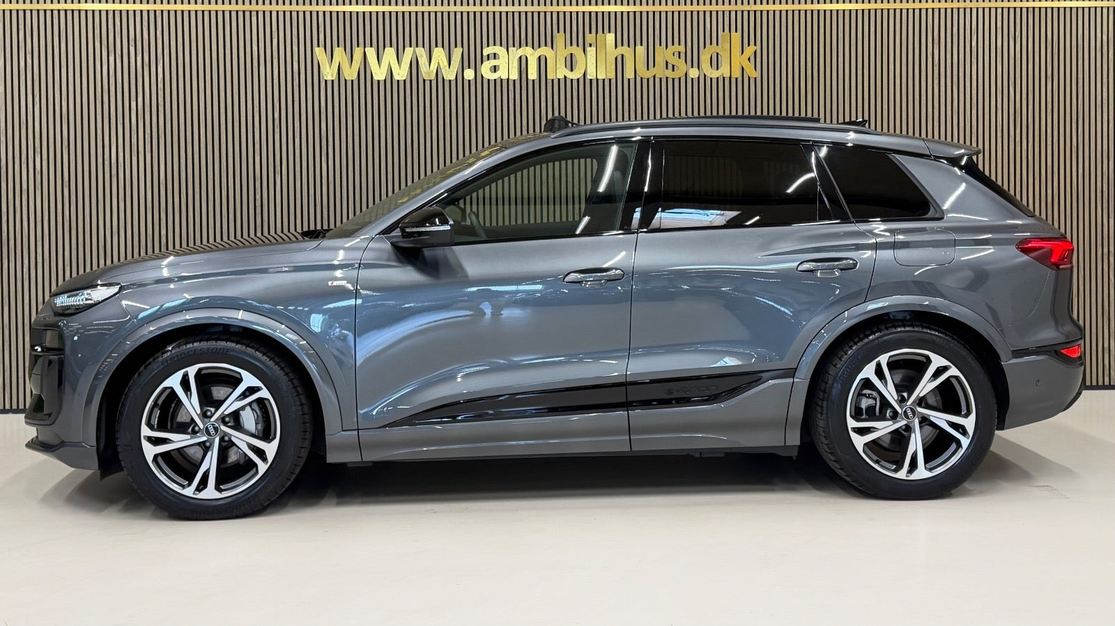Grå Audi Q6 e-tron fra 2025