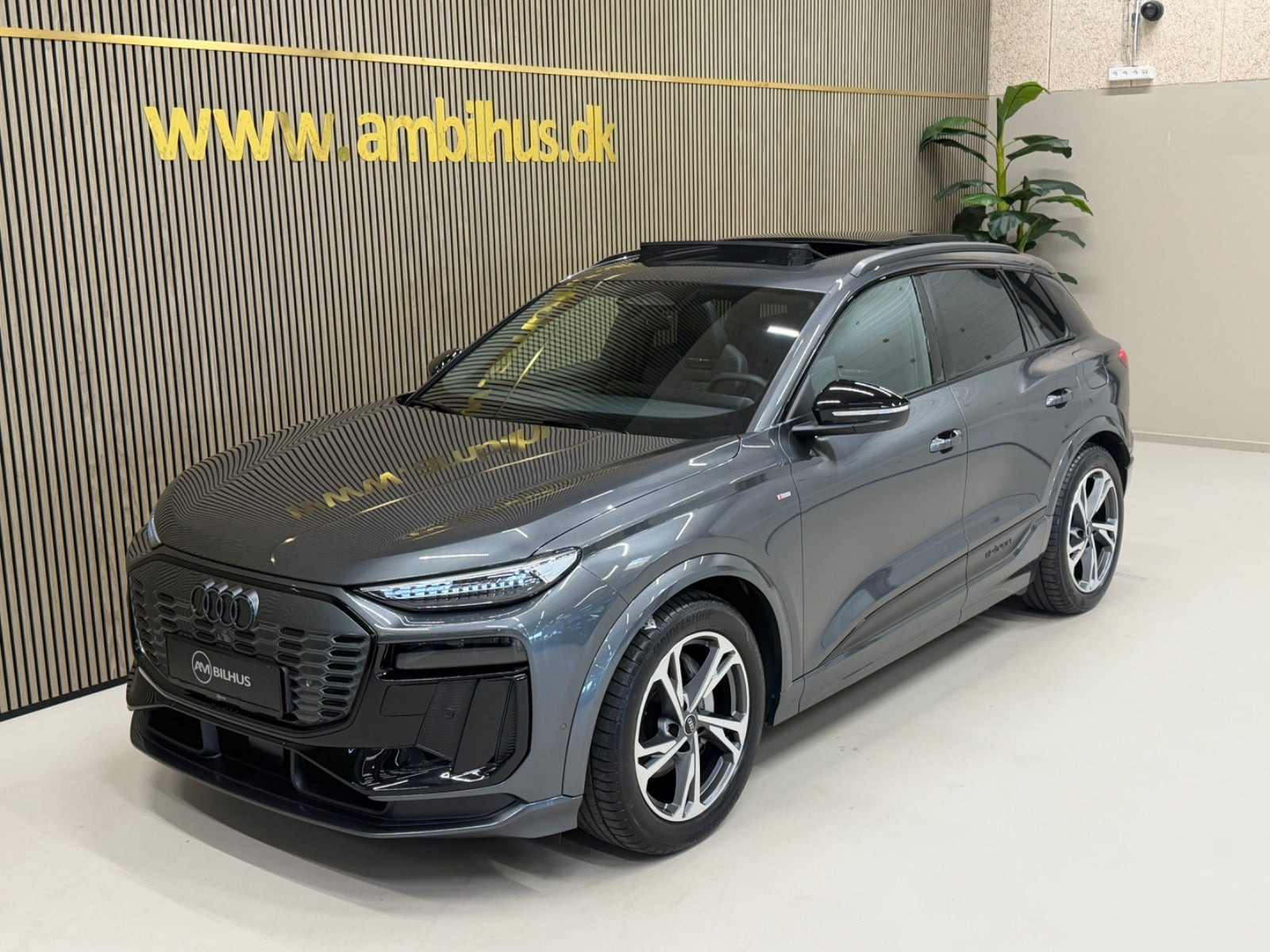 Grå Audi Q6 e-tron fra 2025