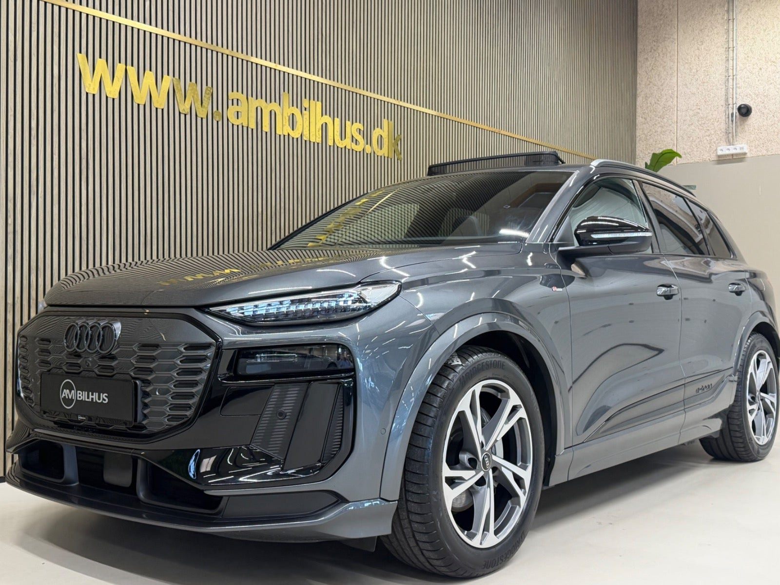Grå Audi Q6 e-tron fra 2025